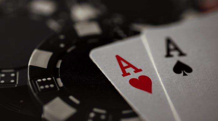 gocek88 login live-dealer casino table on mobile phone screen showing blackjack game